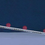 كرة تتدحرج إلى أسفل المنحدر