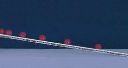 كرة تتدحرج إلى أسفل المنحدر