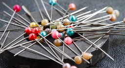 ما المواد التي تصنع منها الأشياء الموجودة حولنا؟