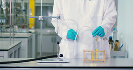 La production de l'éthylène et sa réaction avec l'eau de brome.