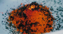 Unul dintre atomii compusului chimic este agent oxidant, celălalt agent reducător.